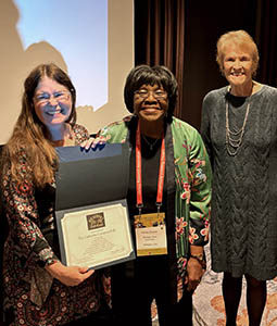 Catherine Compton-Lily (l.) receiving her Reading Hall of Fameaward