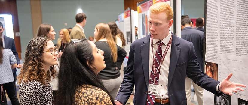 Students presenting at Discover USC